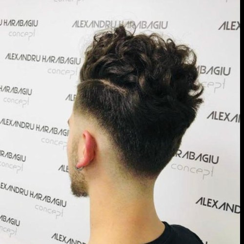 Tuns cu fade jos și textură sus, fotografiat lângă peretele cu logoul salonului